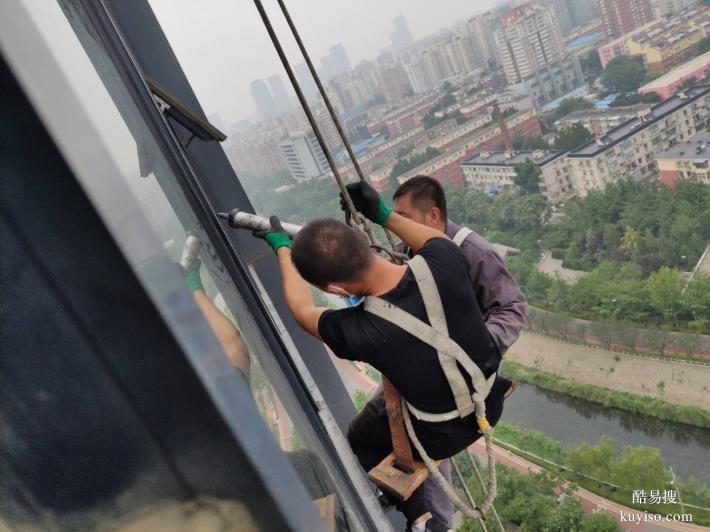 幕墙换胶大揭秘！专业打胶师傅亲授外墙打胶精髓，轻松上手！