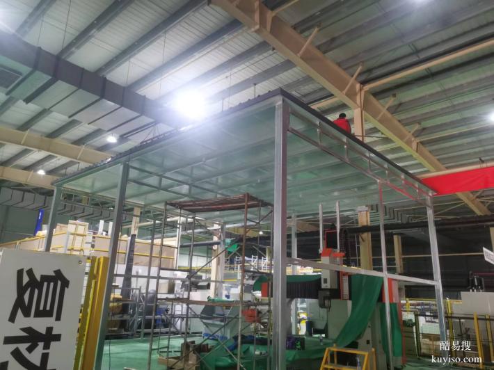 安裝市政圍擋板，搭建彩鋼板車棚，更換廠房彩鋼板
