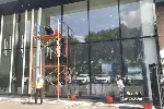 天河华师地铁站附近玻璃窗户清洁，窗户旧膜广告纸拆除玻璃除胶